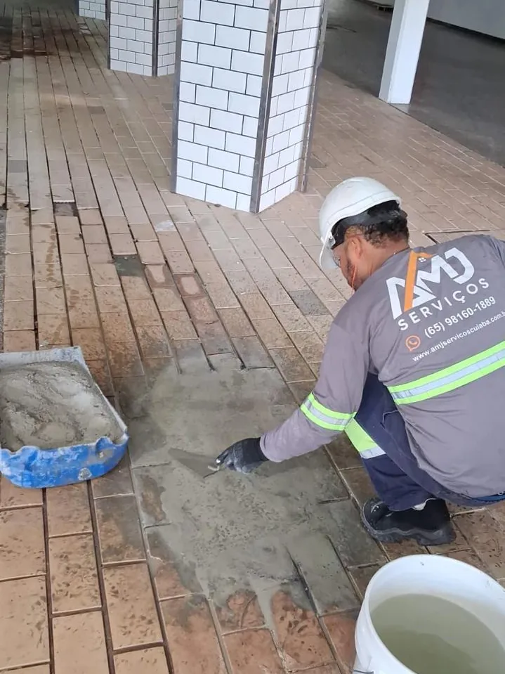 Colaborador da AMJ Serviços em recuperação de piso industrial em Cuiabá, MT