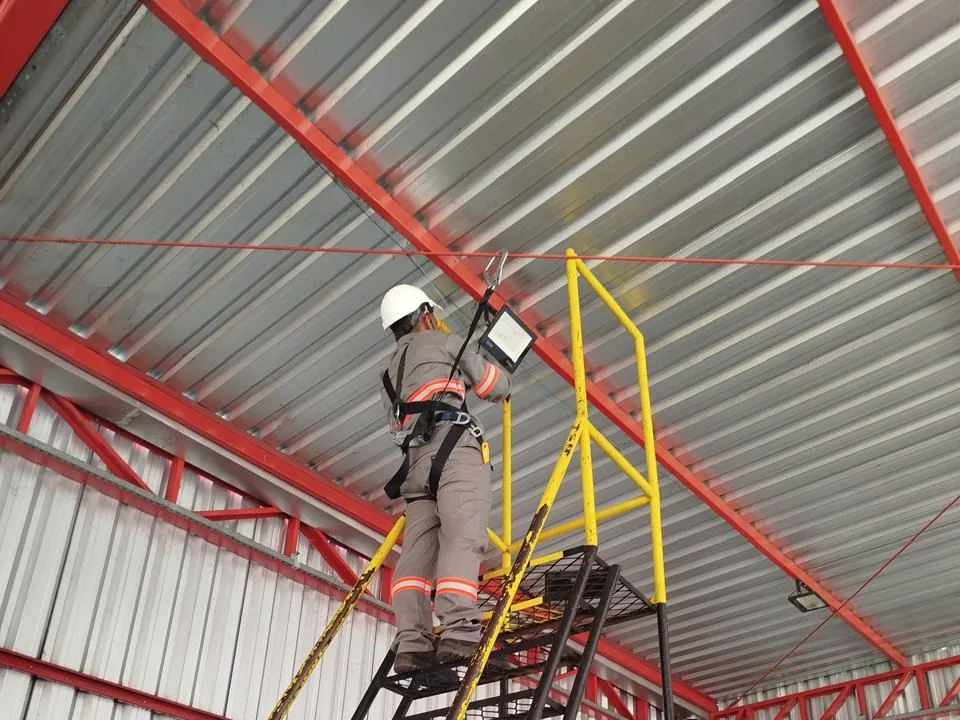 Manutenção de cobertura metálica industrial, ponto crítico da manutenção predial