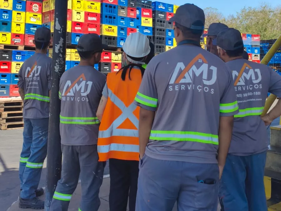 Equipe da AMJ Serviços uniformizada em operação dentro de uma unidade industrial