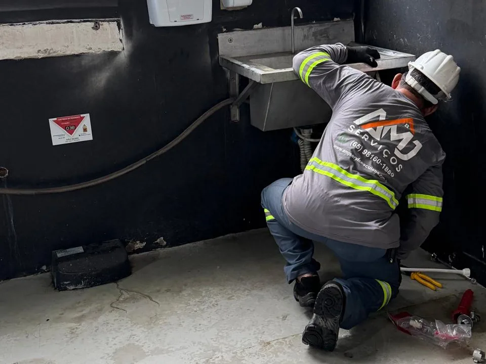 Técnico da AMJ Serviços em manutenção hidráulica dentro de uma unidade industrial