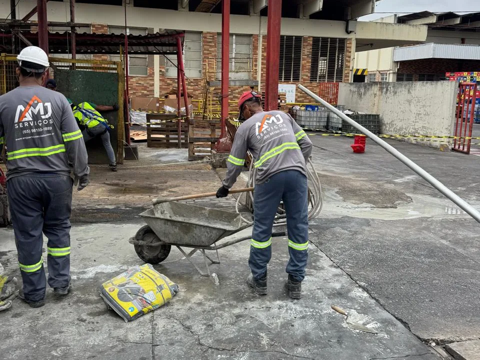 Colaboradores da AMJ Serviços em serviço civil no pátio de uma unidade industrial